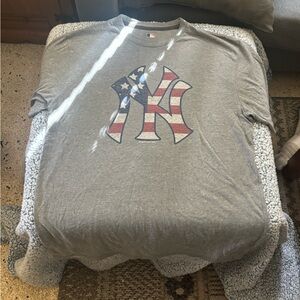 Gray Yankees T-Shirt with American Flag Logo